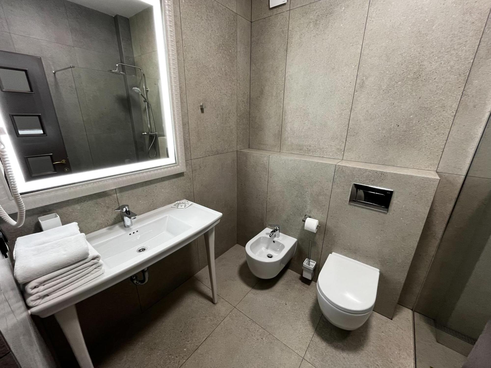 Komilfo Hotel Chişinău Eksteriør billede