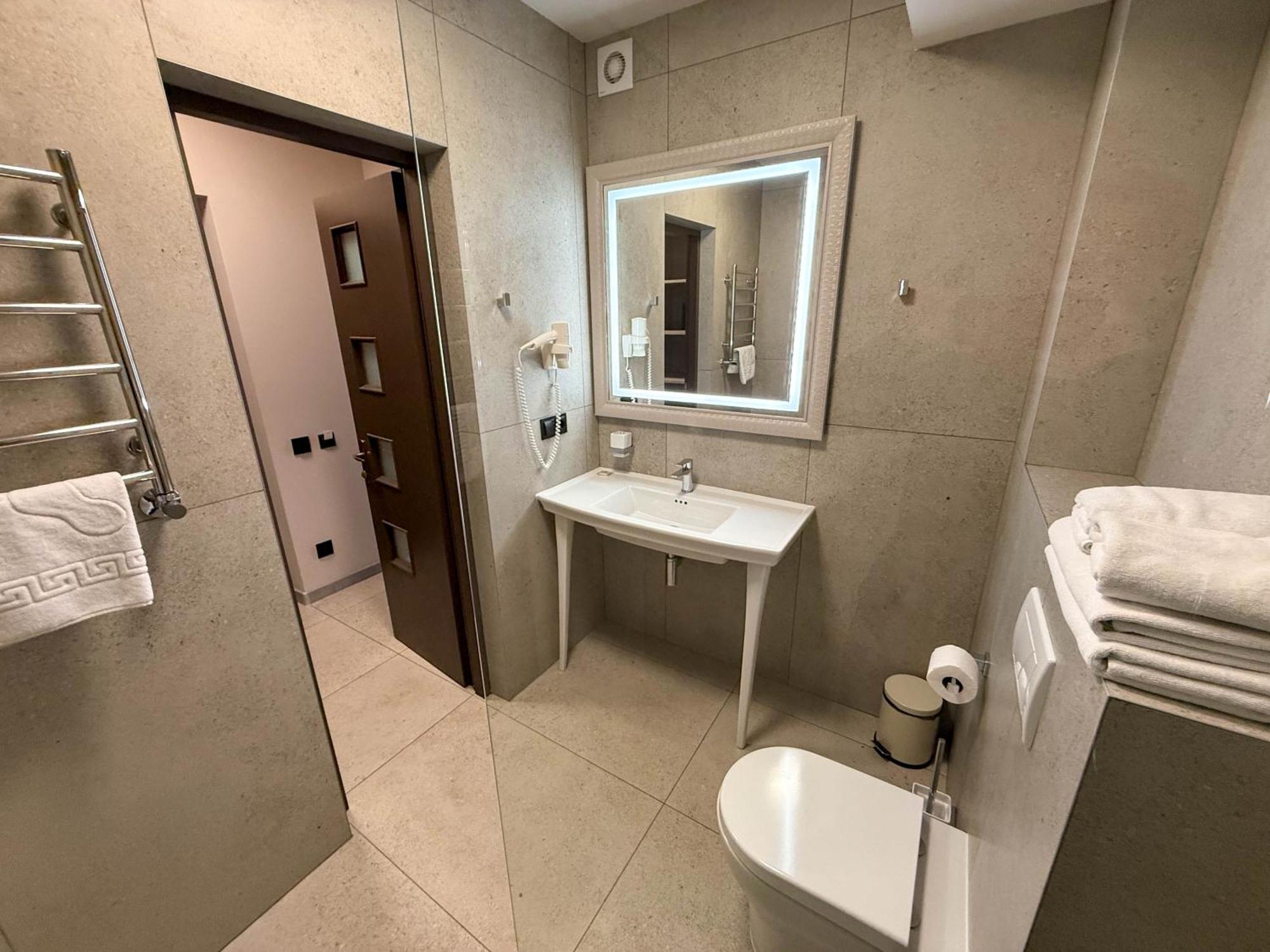 Komilfo Hotel Chişinău Eksteriør billede