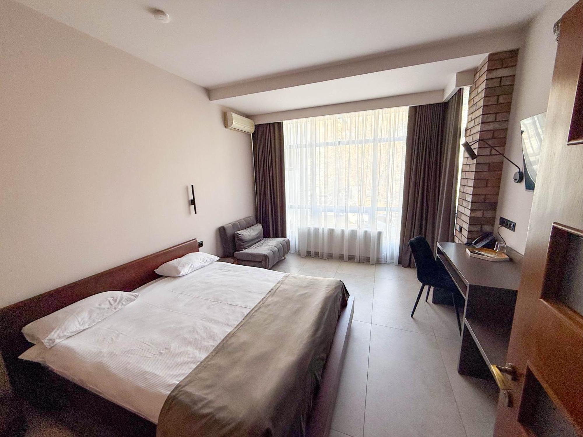 Komilfo Hotel Chişinău Eksteriør billede