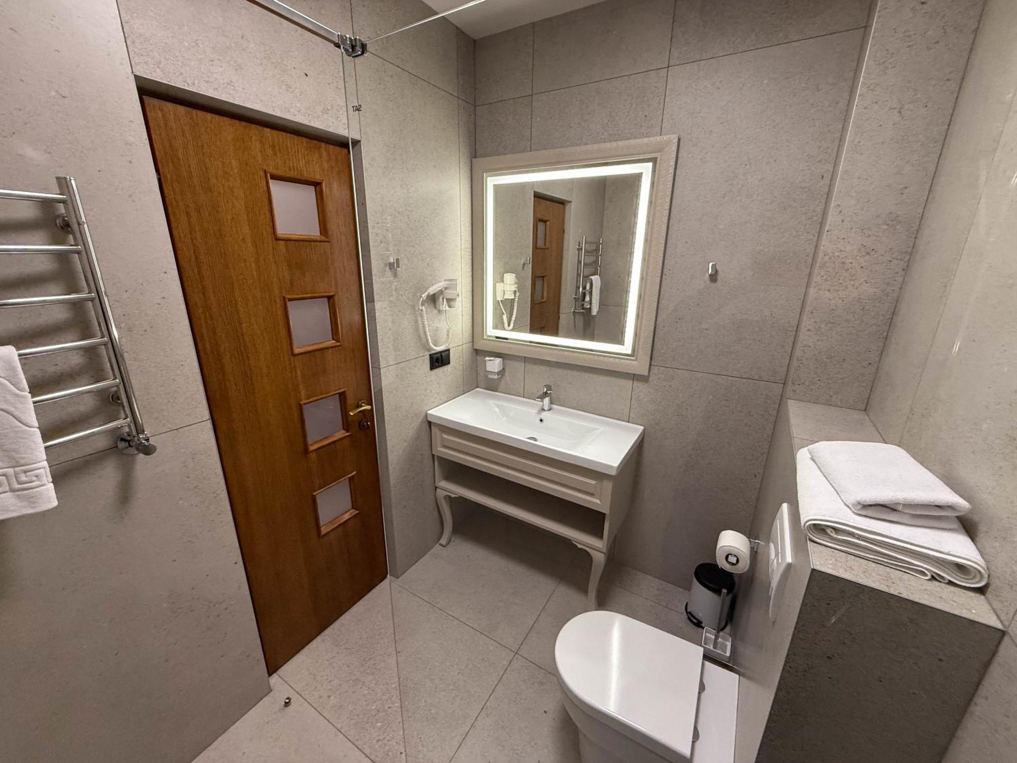 Komilfo Hotel Chişinău Eksteriør billede