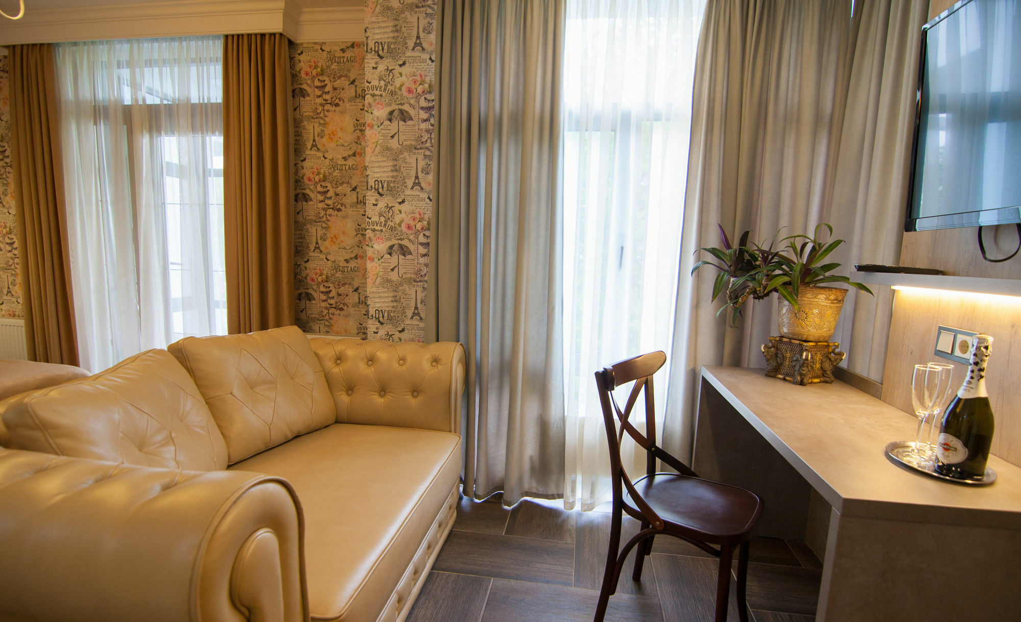 Komilfo Hotel Chişinău Eksteriør billede
